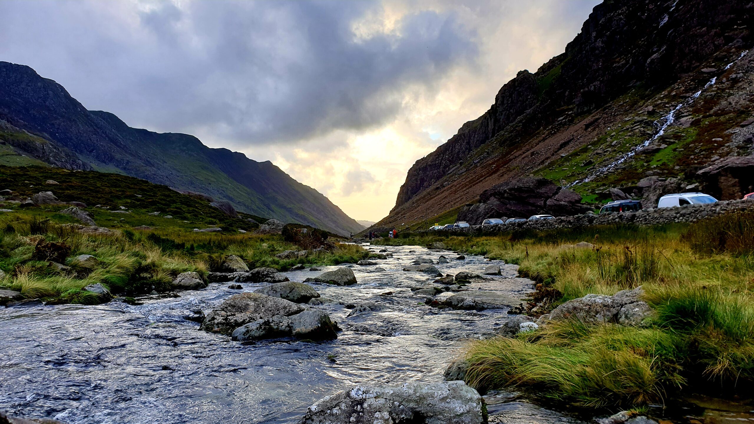 Parking near Cromlech Boulders - snowdon