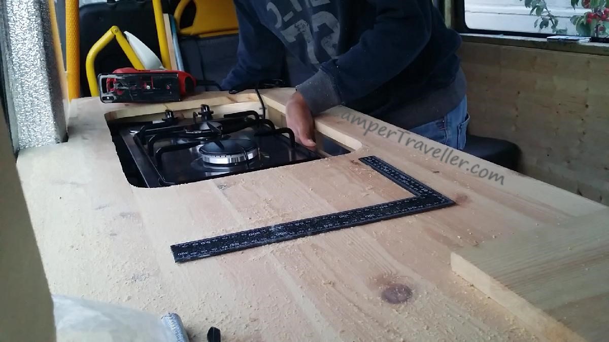 Fitted hob under the worktop